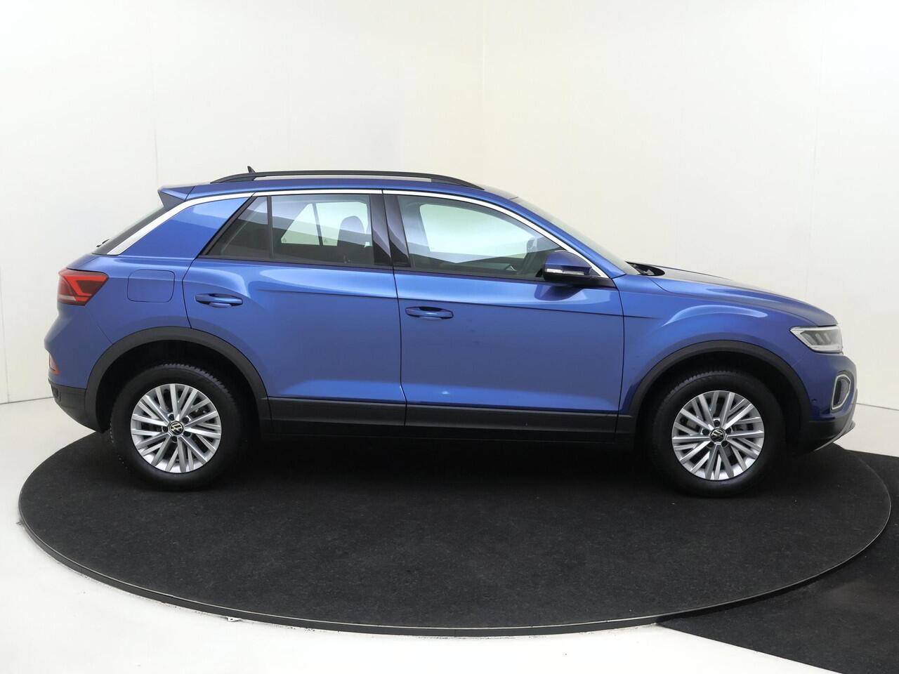 Volkswagen T-Roc 1.0 TSI Life | Parkeerassistent | Adaptieve cruise control | CarPlay | Navigatie | Lane assist | Digital cockpit | Elektrisch inklapbare buitenspiegels |