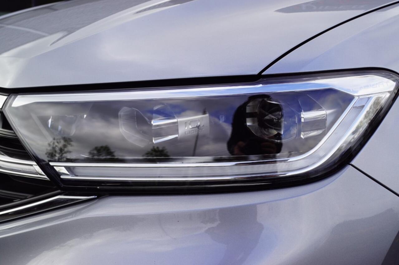 Volkswagen T-Roc 1.5 TSI DSG R-Line 150pk / Trekhaak wegklb./Panodak/ Navi Pro/ IQ LED/19 Inch LM/Camera