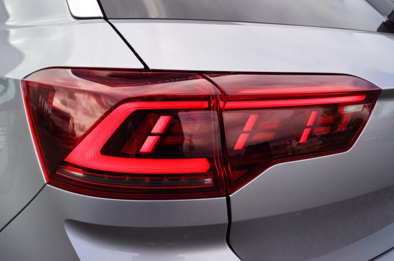 Volkswagen T-Roc 1.5 TSI DSG R-Line 150pk / Trekhaak wegklb./Panodak/ Navi Pro/ IQ LED/19 Inch LM/Camera