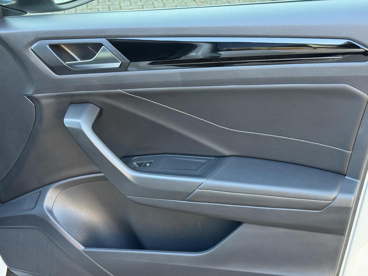 Volkswagen T-Roc 1.5 TSI R-Line Bisns,Black style,Cam,Carpl,Cruis