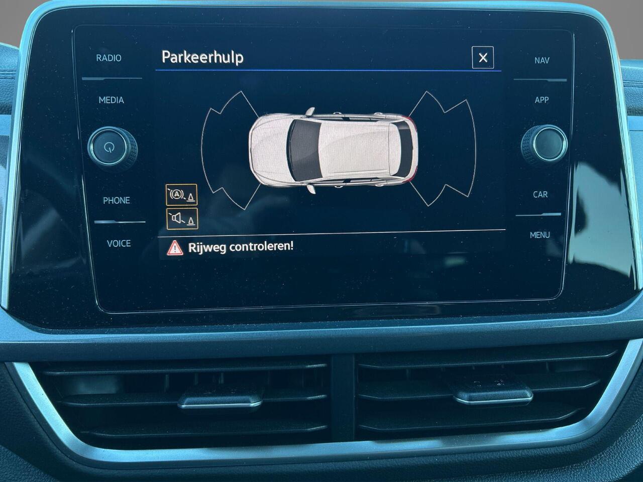 Volkswagen T-Roc 1.0 TSI Life Business Navigatie | Parkeersensoren V+A | Climatronic | Apple Carplay of Android Auto | Virtual Cockpit | Privacy Glass