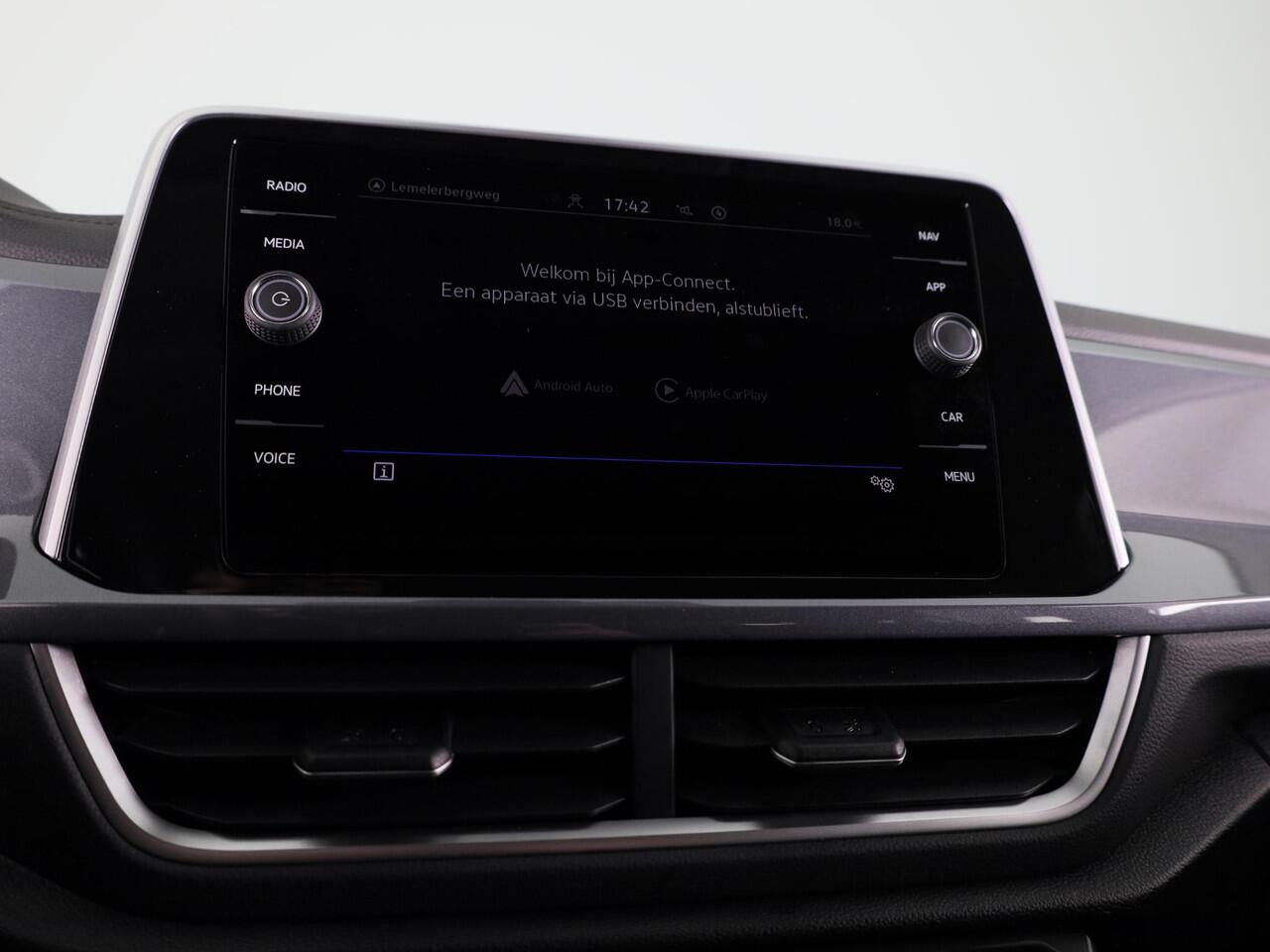 Volkswagen T-Roc 1.5 TSI Style 150 pk Automaat (DSG) | Navigatie | Trekhaak (afneembaar) | Parkeersensoren (Park assist) | Adaptieve cruise control | Stoelverwarming |