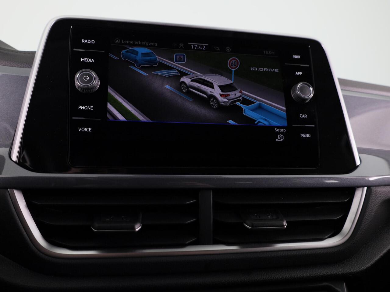 Volkswagen T-Roc 1.5 TSI Style 150 pk Automaat (DSG) | Navigatie | Trekhaak (afneembaar) | Parkeersensoren (Park assist) | Adaptieve cruise control | Stoelverwarming |