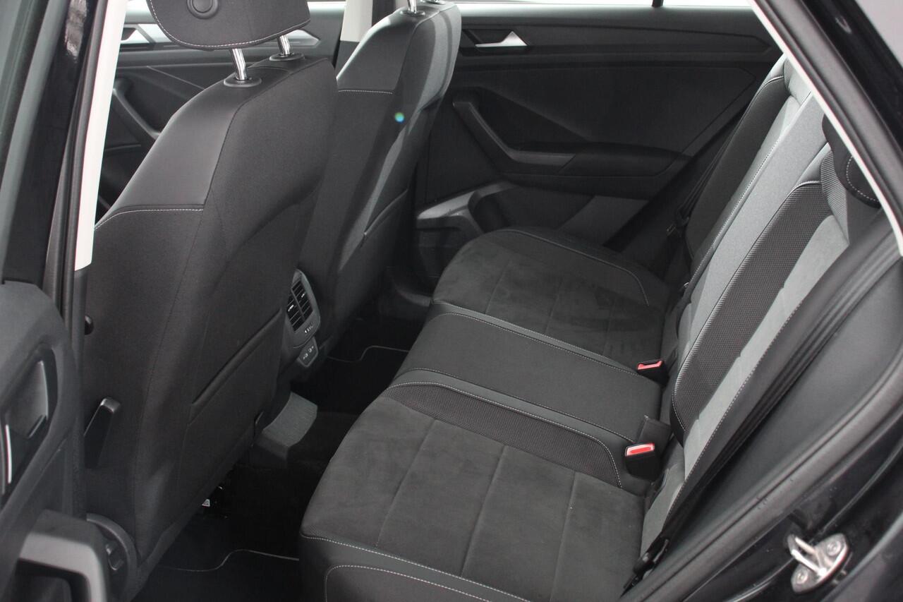 Volkswagen T-Roc 1.5 TSI 150pk DSG Style | Navigatie | Apple Carplay/Android Auto | Parkeersensoren | Camera | Adaptive Cruise Control | Park Assist | Stoel- en stuurverwarming | Elektrische achterklep | LED-koplampen | Getinte ramen