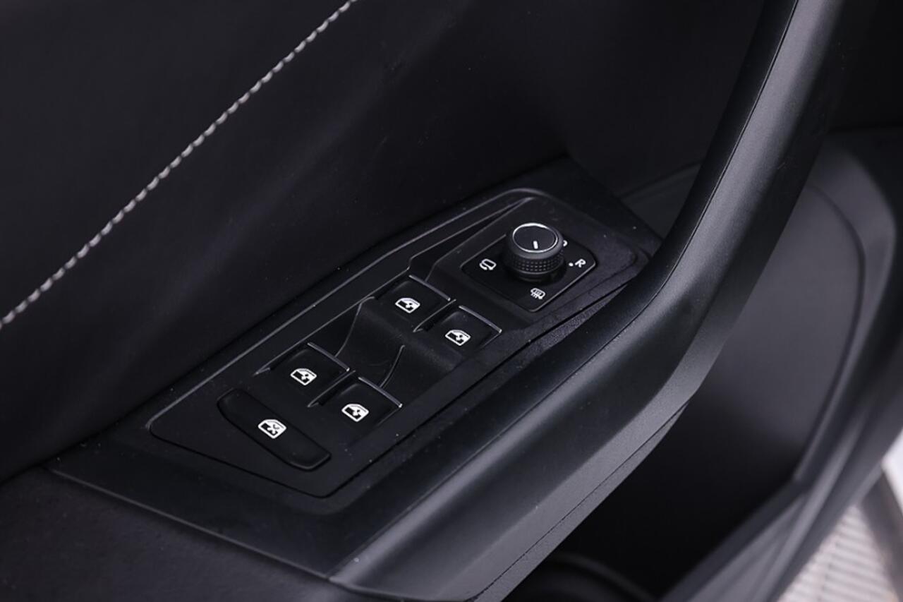 Volkswagen T-Roc 1.5 TSI R-Line Business Automaat | Trekhaak | LED | ECC | VELGEN