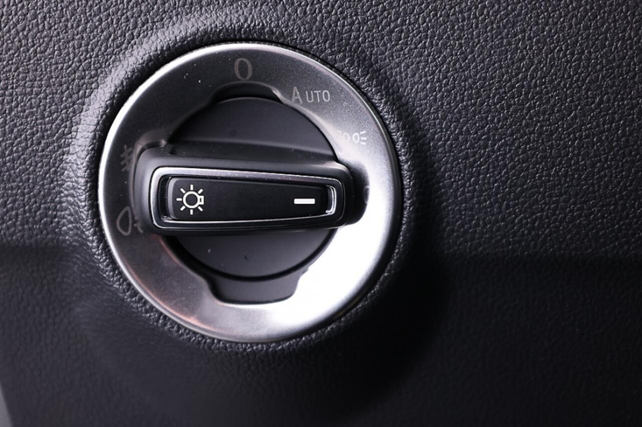 Volkswagen T-Roc 1.5 TSI R-Line Business Automaat | Trekhaak | LED | ECC | VELGEN