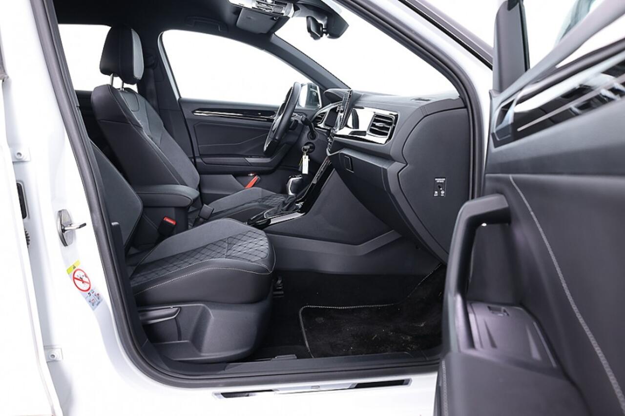 Volkswagen T-Roc 1.5 TSI R-Line Business Automaat | Trekhaak | LED | ECC | VELGEN