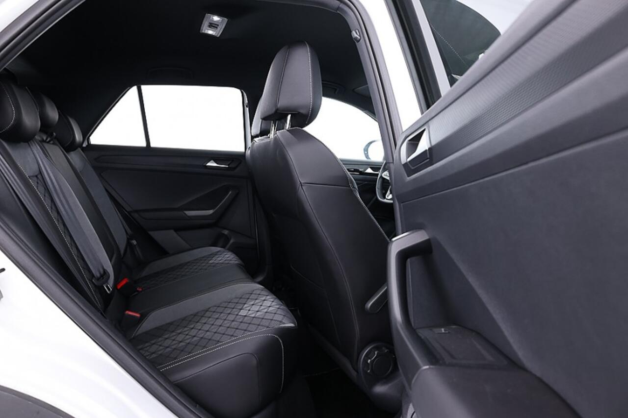 Volkswagen T-Roc 1.5 TSI R-Line Business Automaat | Trekhaak | LED | ECC | VELGEN