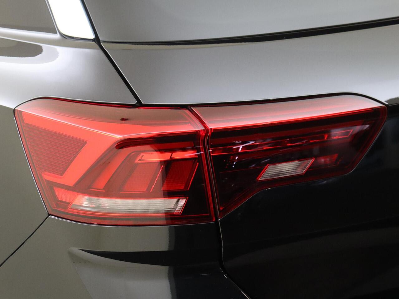 Volkswagen T-Roc 1.5 TSI R-Line | Panoramadak | Digital cockpit Pro | Keyless | Adaptieve cruise control | Parkeerassistent | Stoelverwarming | Navigatie | Achteruitrijcamera |