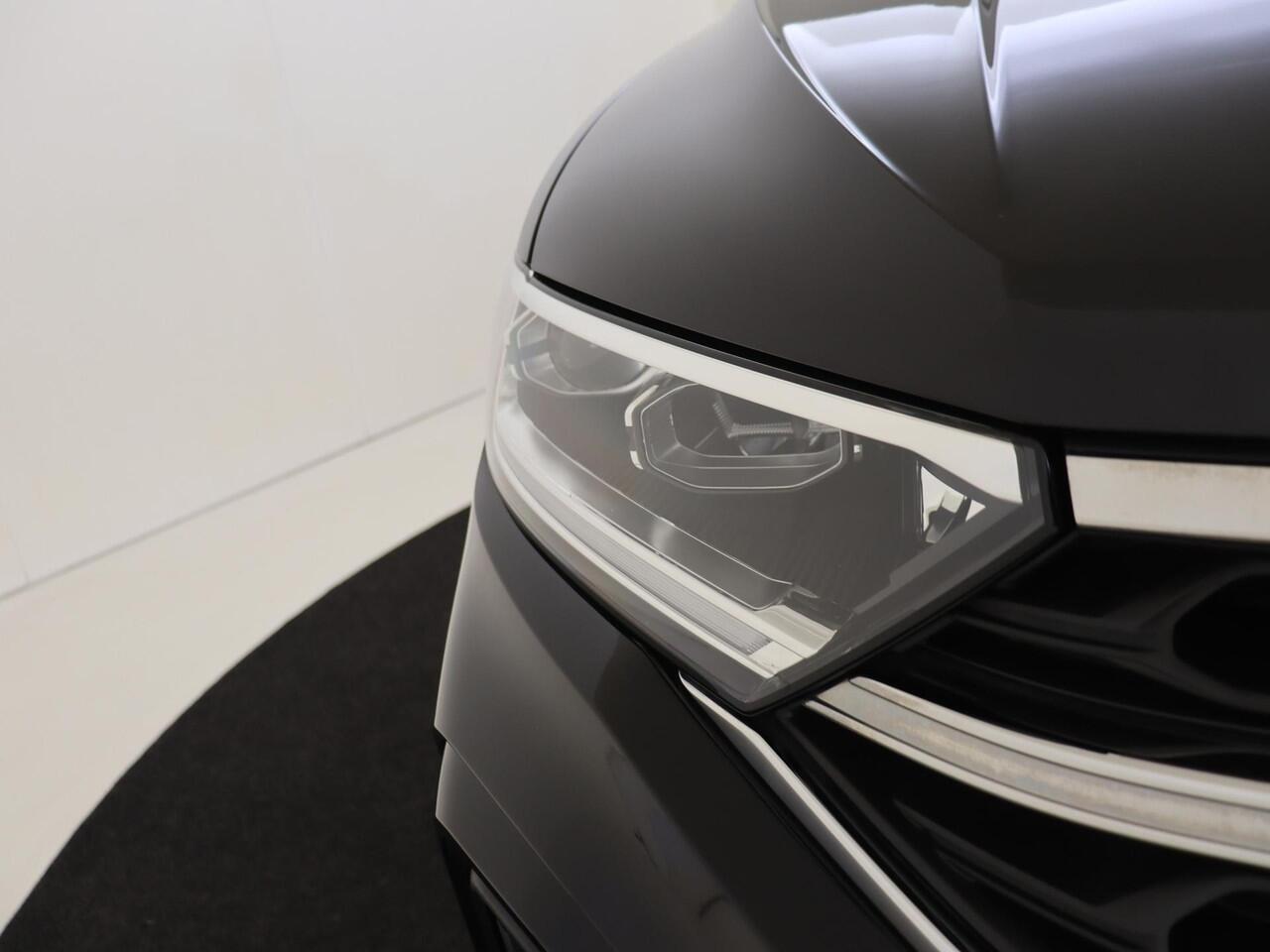 Volkswagen T-Roc 1.5 TSI R-Line | Panoramadak | Digital cockpit Pro | Keyless | Adaptieve cruise control | Parkeerassistent | Stoelverwarming | Navigatie | Achteruitrijcamera |