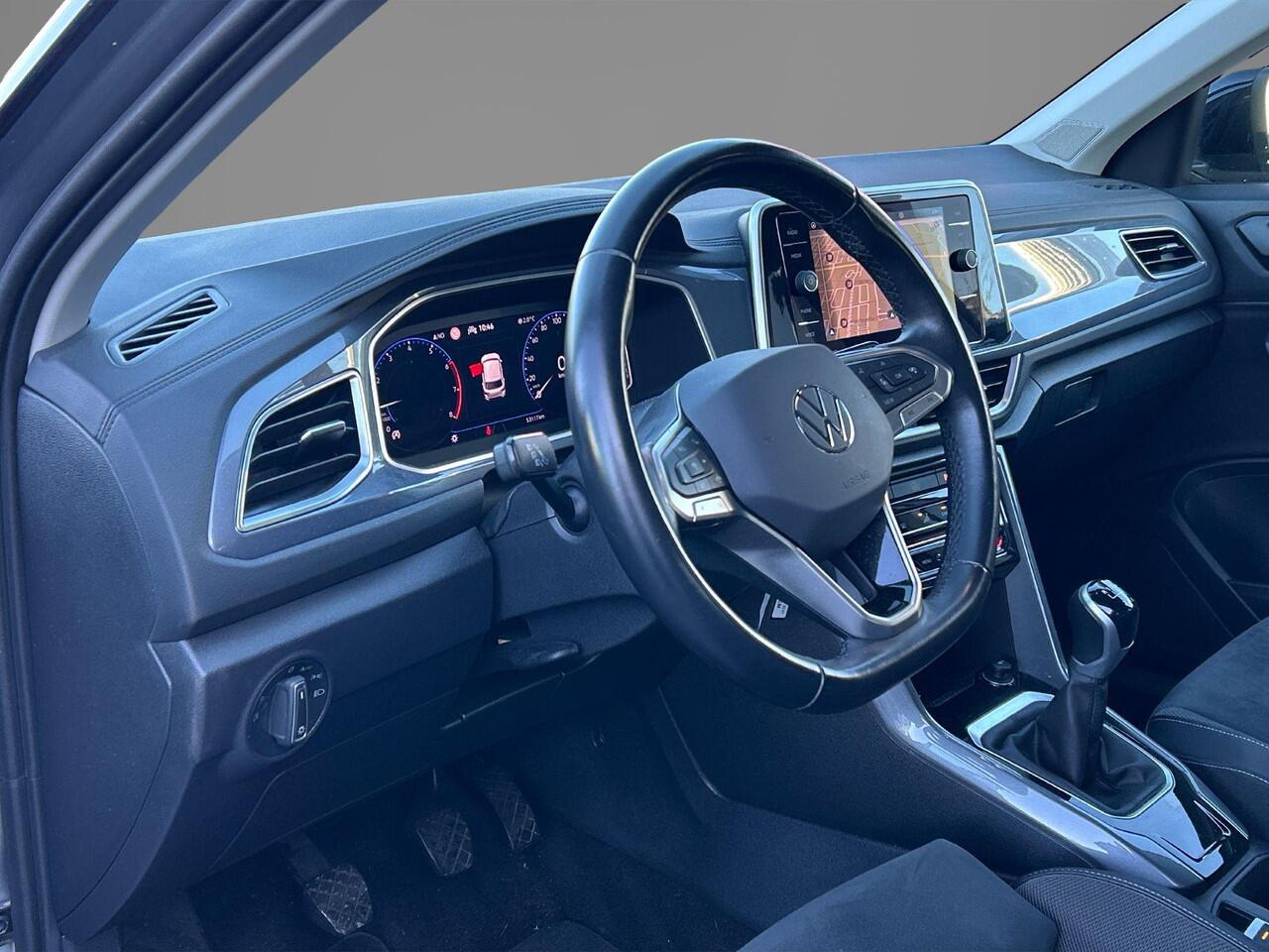 Volkswagen T-Roc 1.0 TSI Life Business Navigatie | Parkeersensoren V+A | Climatronic | Apple Carplay of Android Auto | Virtual Cockpit | Privacy Glass