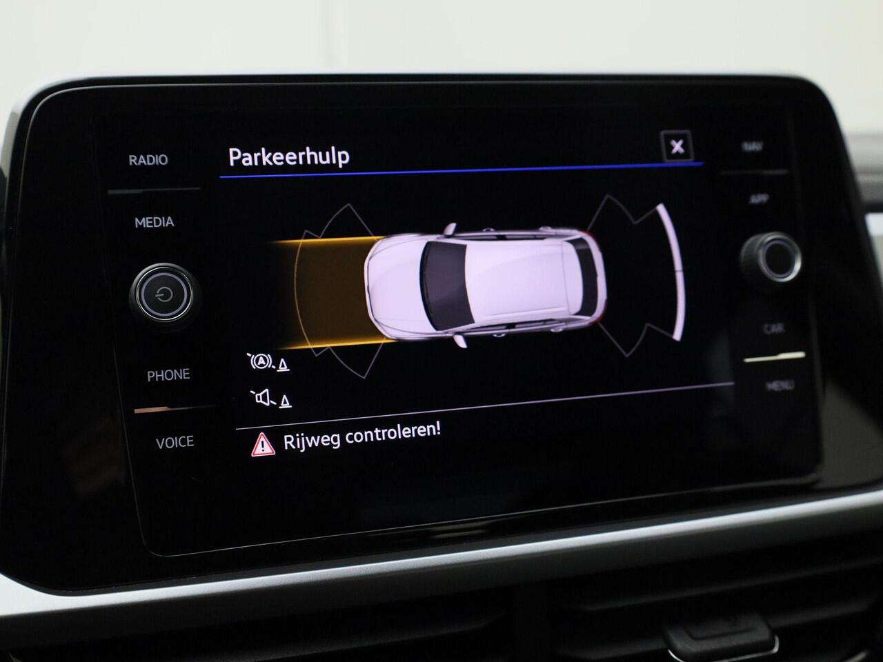 Volkswagen T-Roc 1.0TSI/110PK Life · Navigatie · Apple/Android Car Play · Parkeersensoren · Garantie tot september 2027 of 100000km.