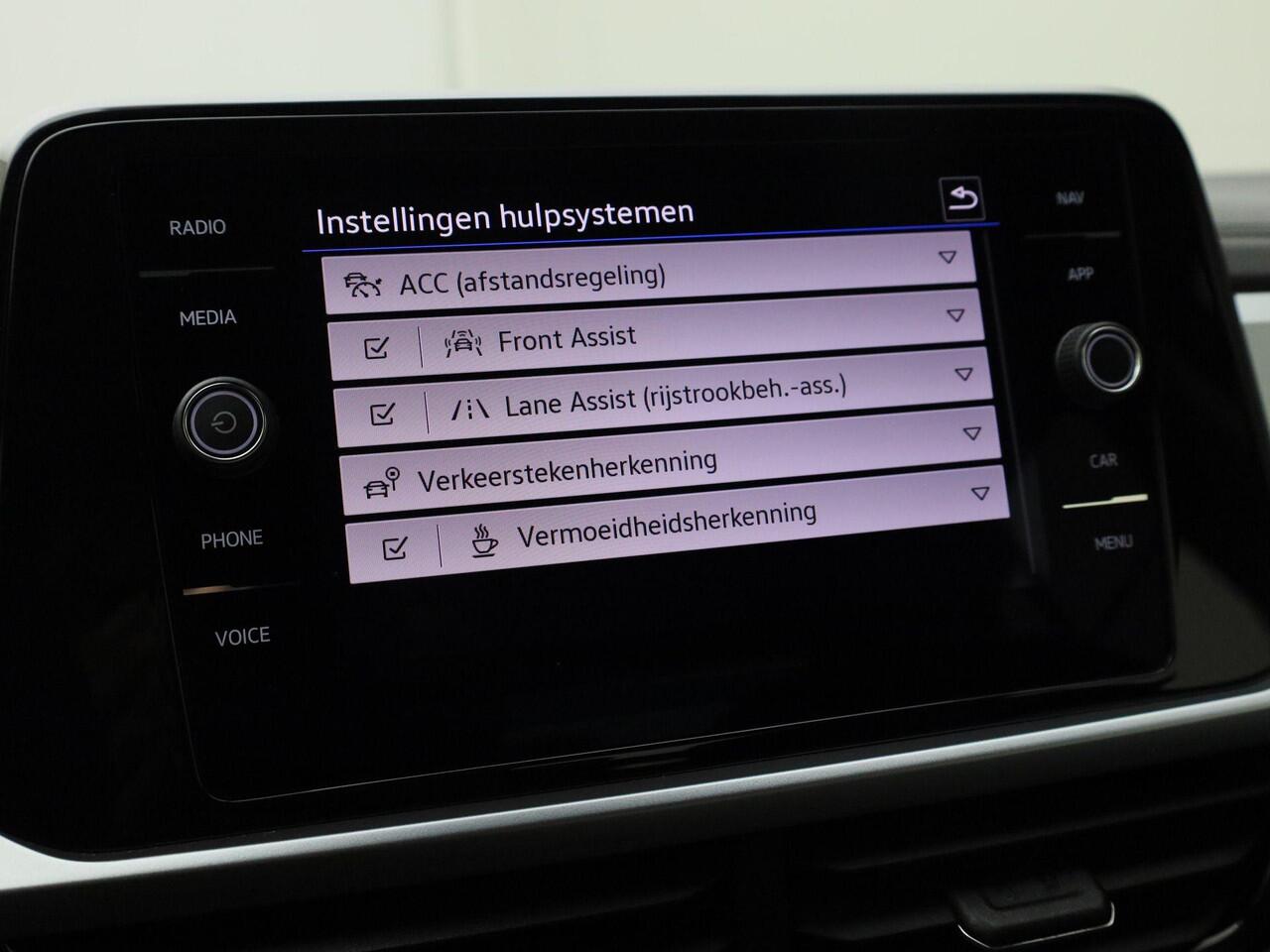 Volkswagen T-Roc 1.0TSI/110PK Life · Navigatie · Apple/Android Car Play · Parkeersensoren · Garantie tot september 2027 of 100000km.