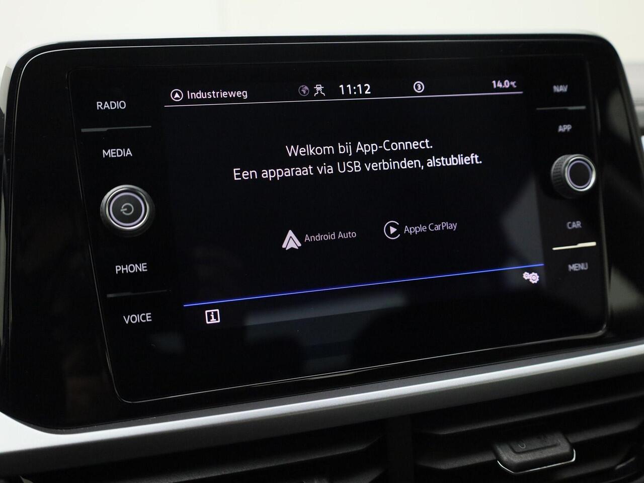 Volkswagen T-Roc 1.0TSI/110PK Life · Navigatie · Apple/Android Car Play · Parkeersensoren · Garantie tot september 2027 of 100000km.