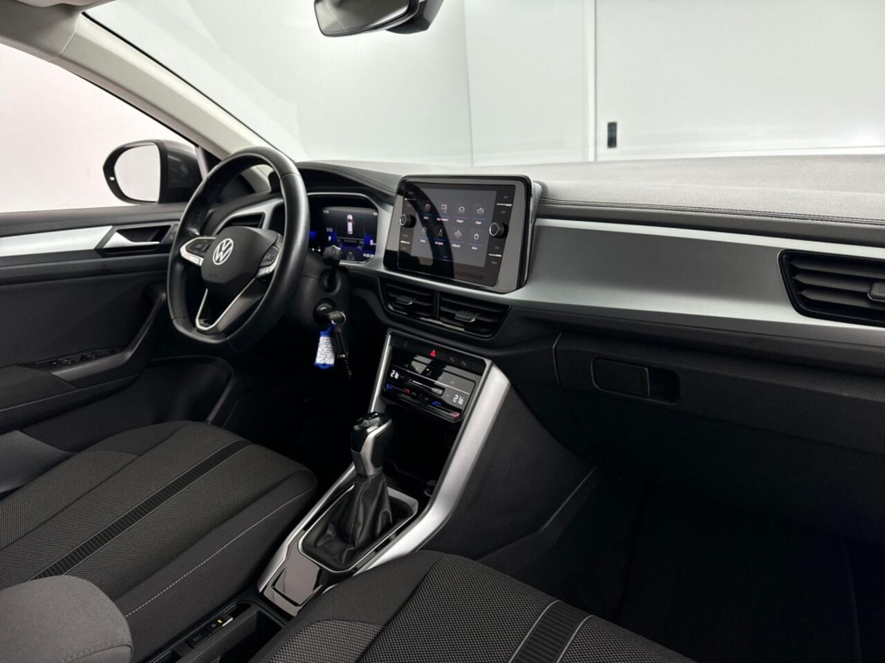 Volkswagen T-Roc 1.5 TSI Life Business DSG Automaat | Climate Control | Parkeersensoren voor + achter | 17'' L.M. Velgen