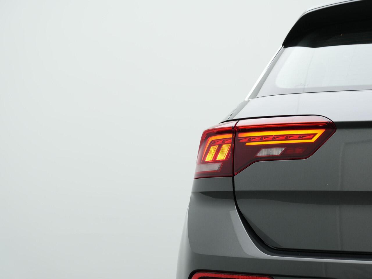 Volkswagen T-Roc 1.5 TSI 150 pk DSG Style | Panoramadak | Stuur-/stoelverwarming | Achteruitrijcamera | Adaptive Cruise