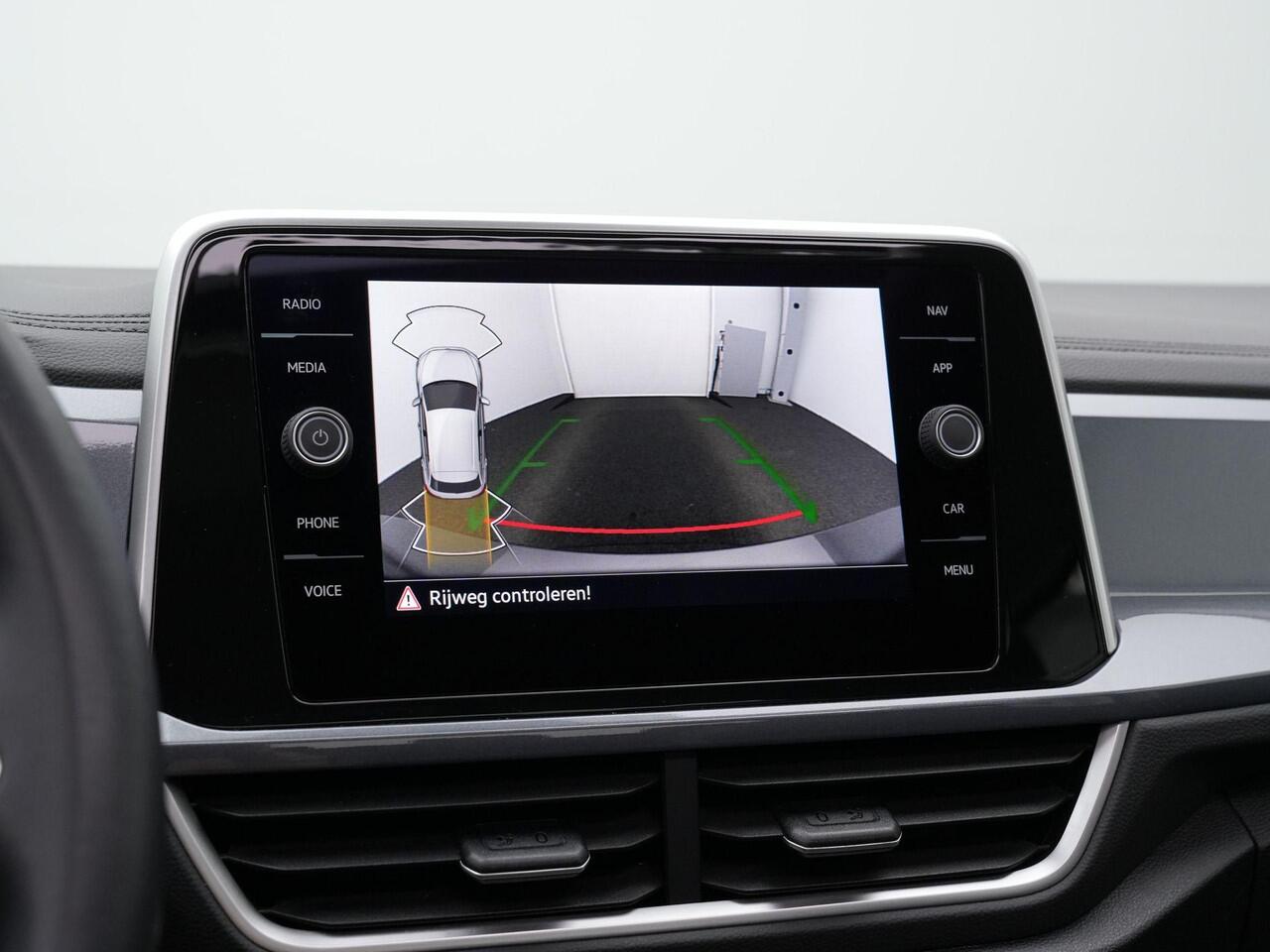 Volkswagen T-Roc 1.5 TSI 150 pk DSG Style | Panoramadak | Stuur-/stoelverwarming | Achteruitrijcamera | Adaptive Cruise