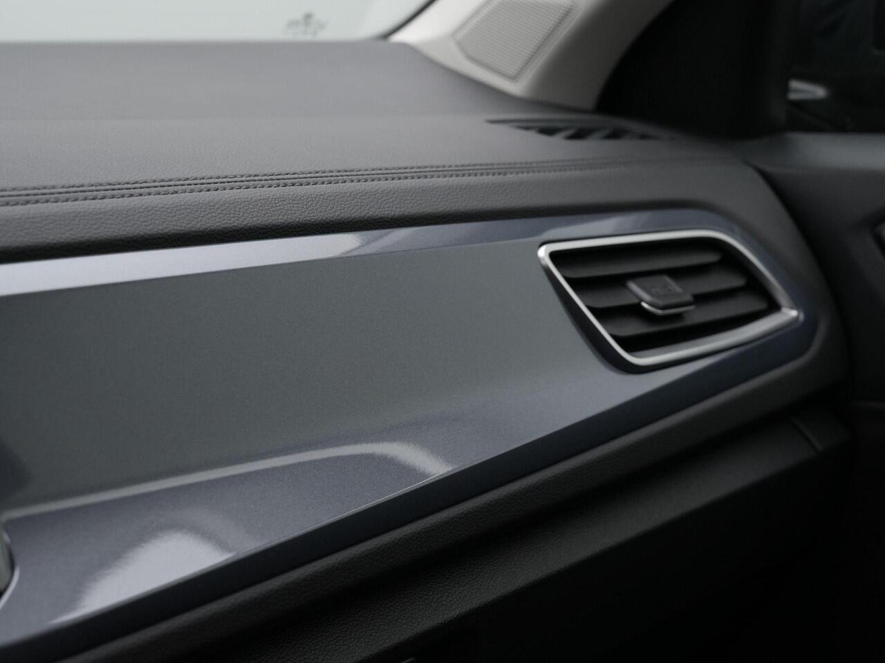 Volkswagen T-Roc 1.5 TSI 150 pk DSG Style | Panoramadak | Stuur-/stoelverwarming | Achteruitrijcamera | Adaptive Cruise