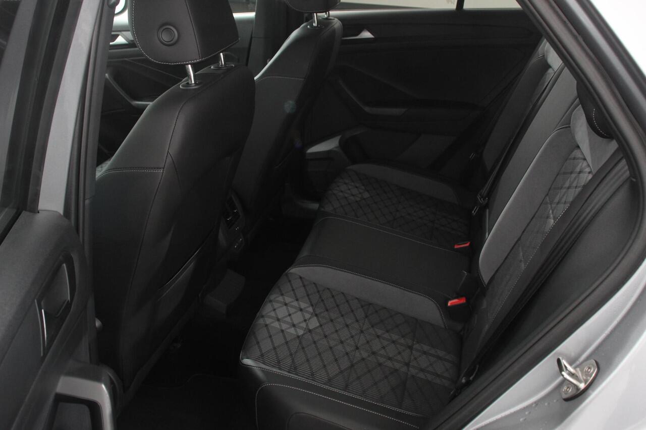 Volkswagen T-Roc 1.5 TSI 150pk DSG R-Line | Navigatie | Apple Carplay/Android Auto | Parkeersensoren | Camera | Blind Spot Assist | Adaptive Cruise Control | Elektrische achterklep | Stoel- en stuurverwarming | Climate Control | Ledverlichting | Virtual Cockpit