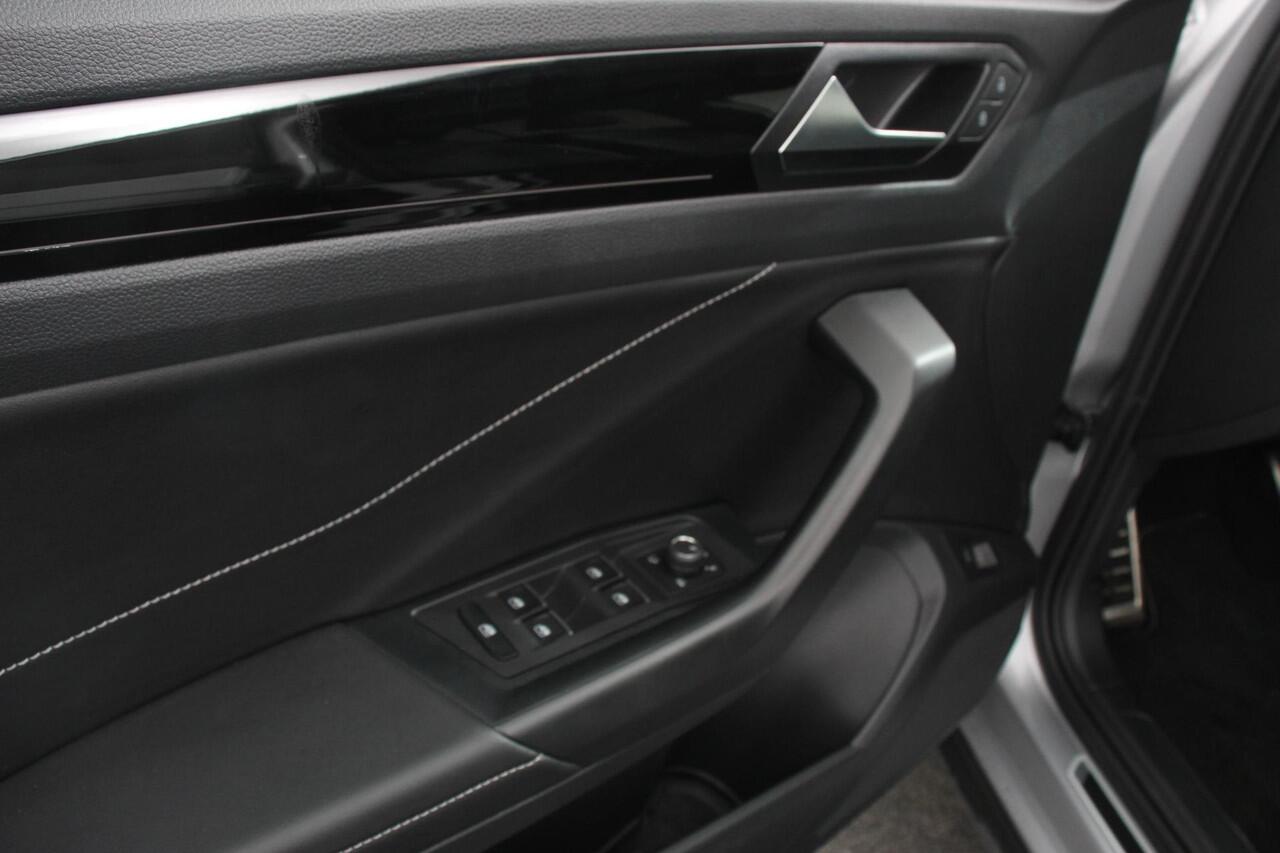 Volkswagen T-Roc 1.5 TSI 150pk DSG R-Line | Navigatie | Apple Carplay/Android Auto | Parkeersensoren | Camera | Blind Spot Assist | Adaptive Cruise Control | Elektrische achterklep | Stoel- en stuurverwarming | Climate Control | Ledverlichting | Virtual Cockpit