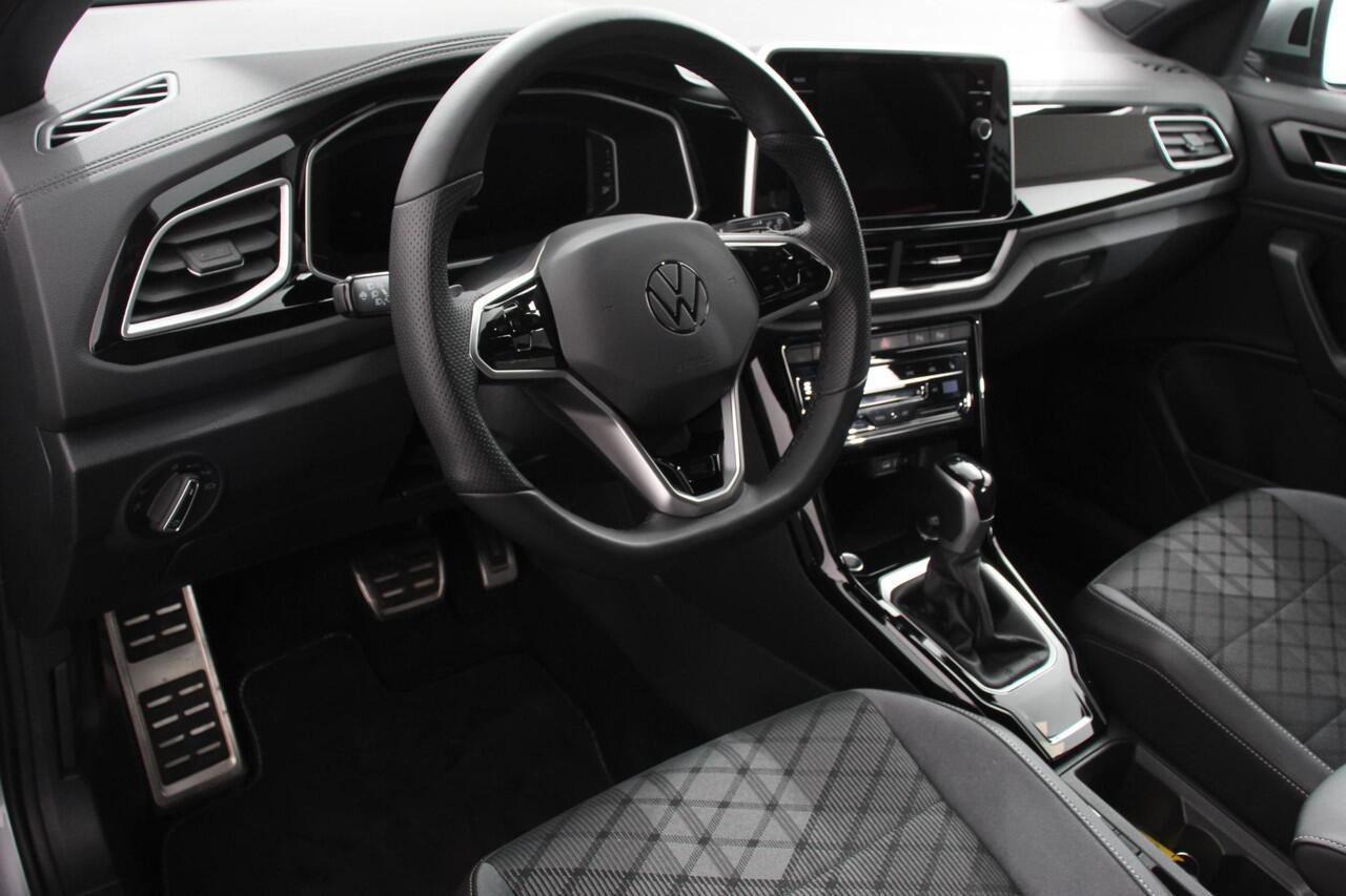 Volkswagen T-Roc 1.5 TSI 150pk DSG R-Line | Navigatie | Apple Carplay/Android Auto | Parkeersensoren | Camera | Blind Spot Assist | Adaptive Cruise Control | Elektrische achterklep | Stoel- en stuurverwarming | Climate Control | Ledverlichting | Virtual Cockpit