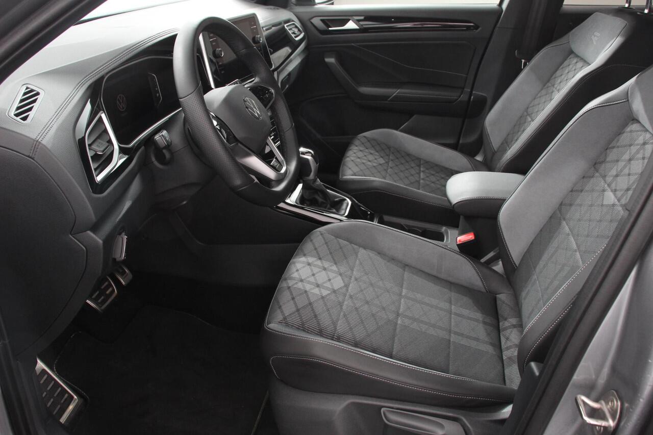 Volkswagen T-Roc 1.5 TSI 150pk DSG R-Line | Navigatie | Apple Carplay/Android Auto | Parkeersensoren | Camera | Blind Spot Assist | Adaptive Cruise Control | Elektrische achterklep | Stoel- en stuurverwarming | Climate Control | Ledverlichting | Virtual Cockpit