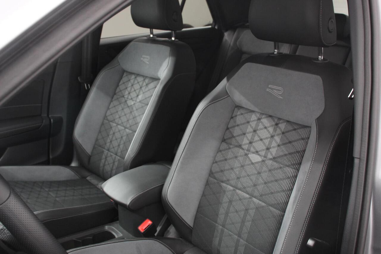 Volkswagen T-Roc 1.5 TSI 150pk DSG R-Line | Navigatie | Apple Carplay/Android Auto | Parkeersensoren | Camera | Blind Spot Assist | Adaptive Cruise Control | Elektrische achterklep | Stoel- en stuurverwarming | Climate Control | Ledverlichting | Virtual Cockpit