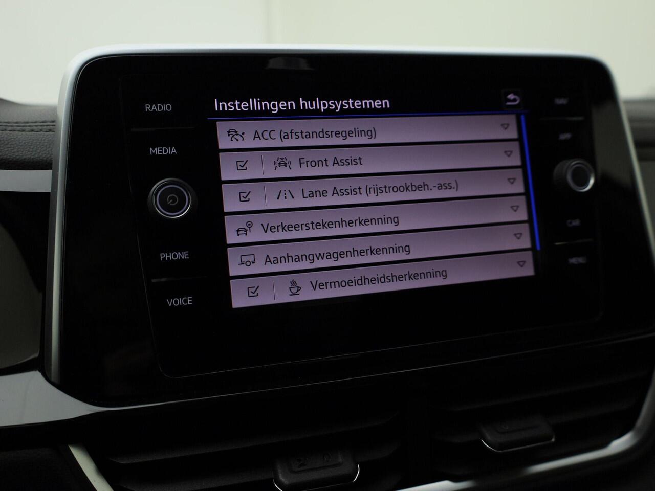 Volkswagen T-Roc 1.5TSI/150pk DSG R-Line Business · Camera · Apple/Android Car Play· Stoelverwarming · Navigatie · Garantie t/m 07-01-2027 of 100000km