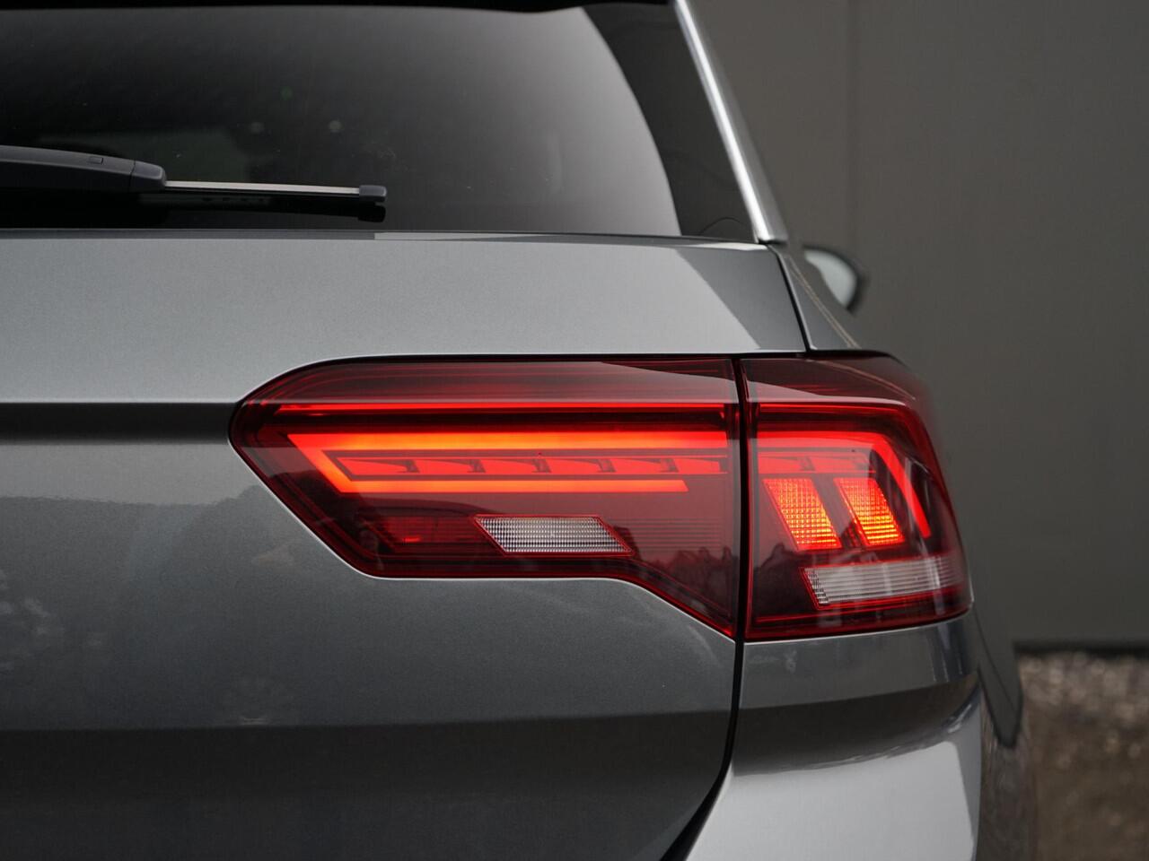 Volkswagen T-Roc 1.0 TSI R-Line 1e eig / Dealeronderhouden / Two-Tone / Massage / Carplay / Navi / Camera / PDC / Bluetooth / LED