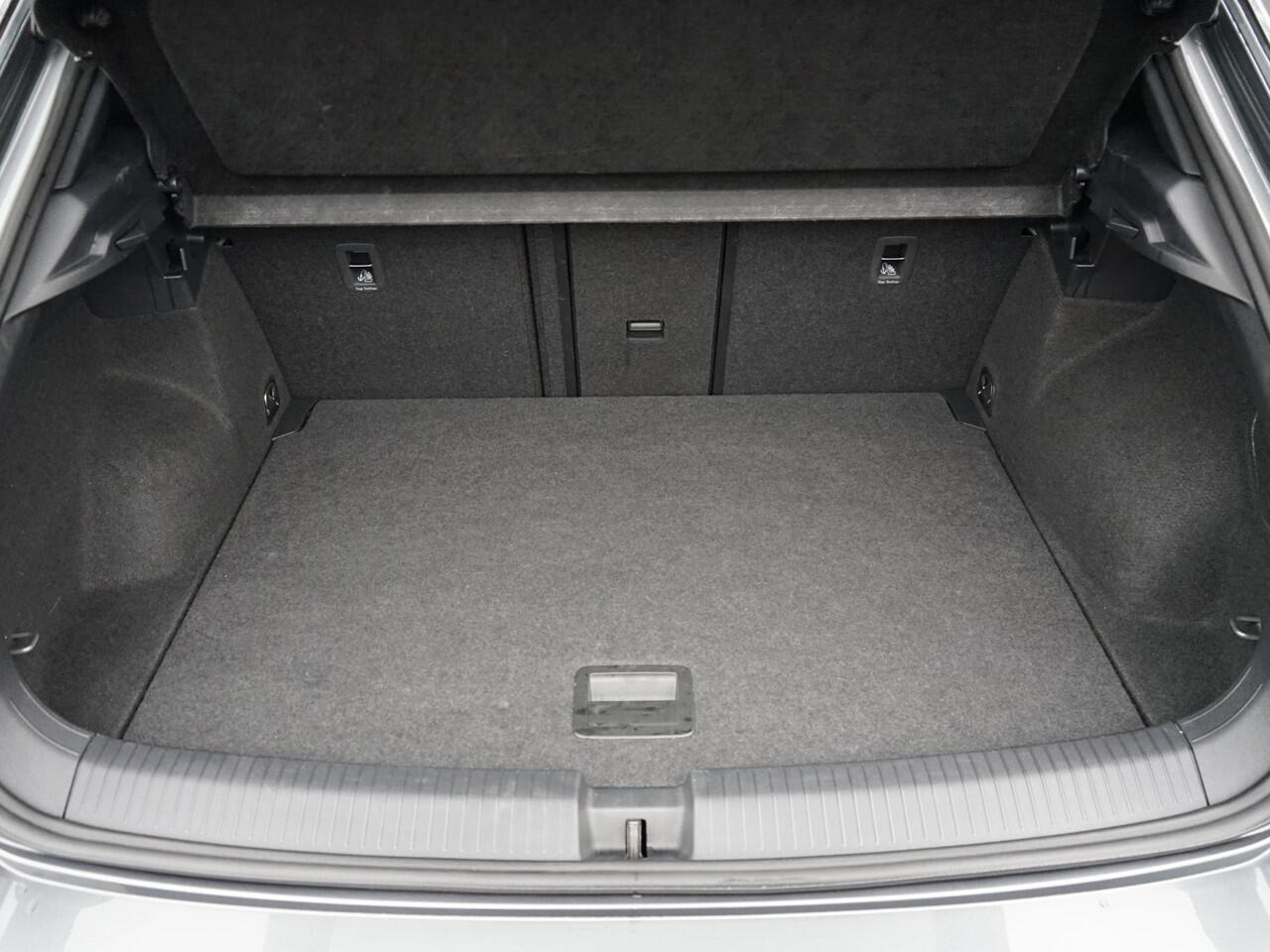 Volkswagen T-Roc 1.0 TSI R-Line 1e eig / Dealeronderhouden / Two-Tone / Massage / Carplay / Navi / Camera / PDC / Bluetooth / LED