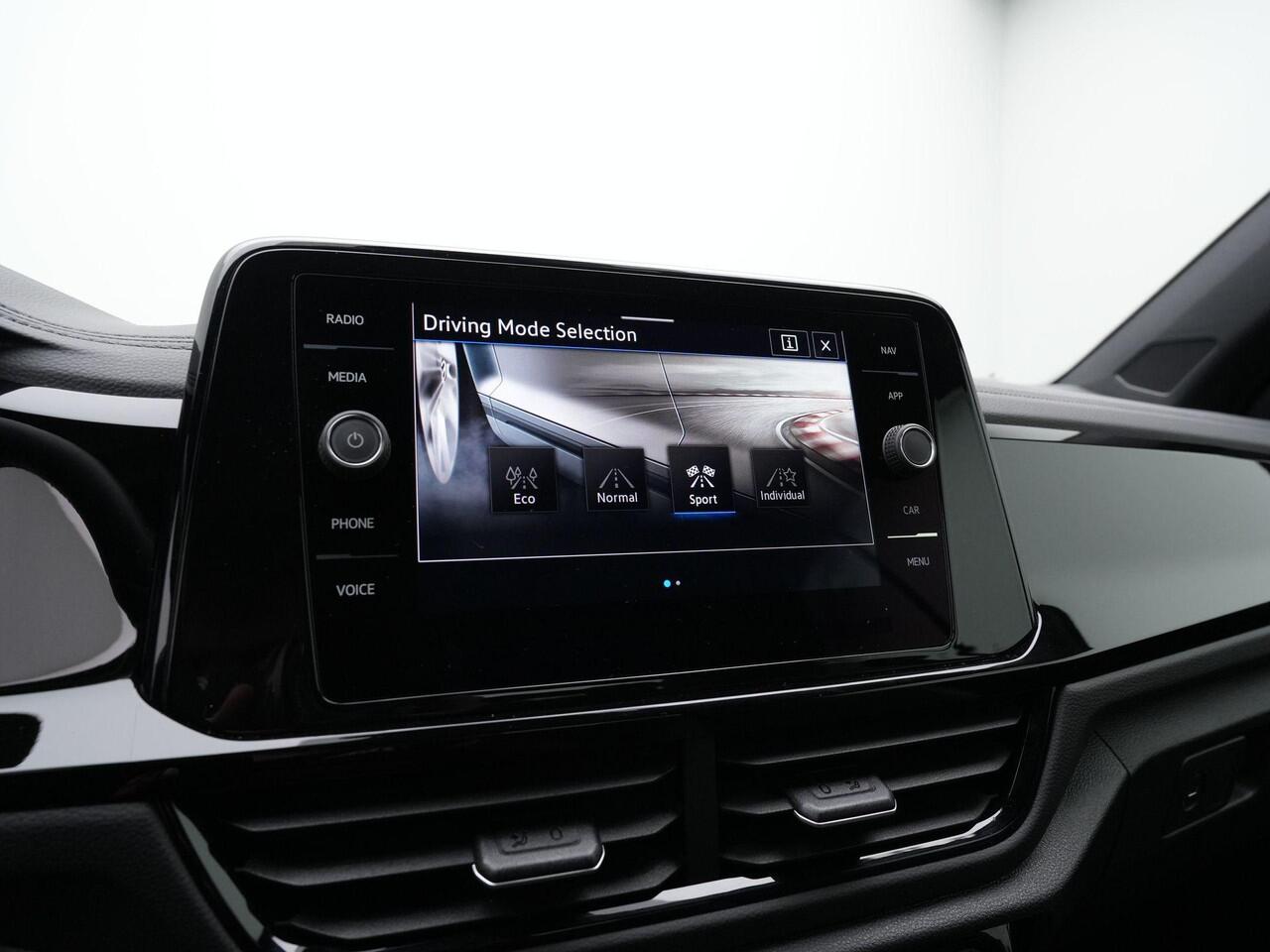 Volkswagen T-Roc Cabrio 1.5 TSI 150 pk DSG R-Line | IQ Light | Achteruitrijcamera | Stuur/stoelverwarming | Sportonderstel |