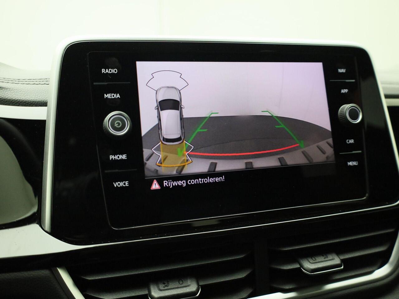 Volkswagen T-Roc 1.0TSI/110PK R-Line Navigatie · Apple/Android Car Play · Camera + Parkeersensoren · Garantie t/m 03-02-2028 of 100000km.