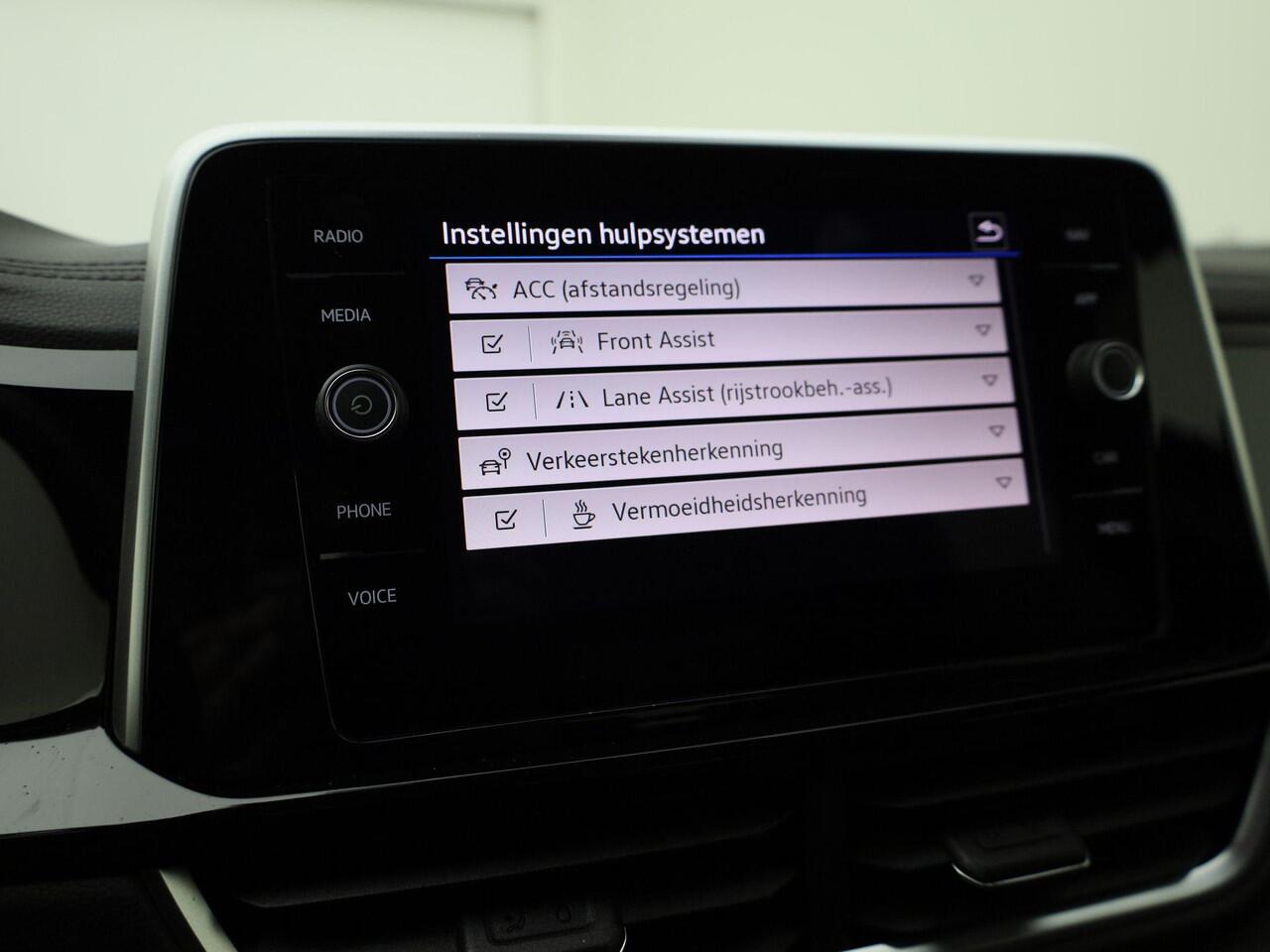 Volkswagen T-Roc 1.0TSI/110PK R-Line Navigatie · Apple/Android Car Play · Camera + Parkeersensoren · Garantie t/m 03-02-2028 of 100000km.