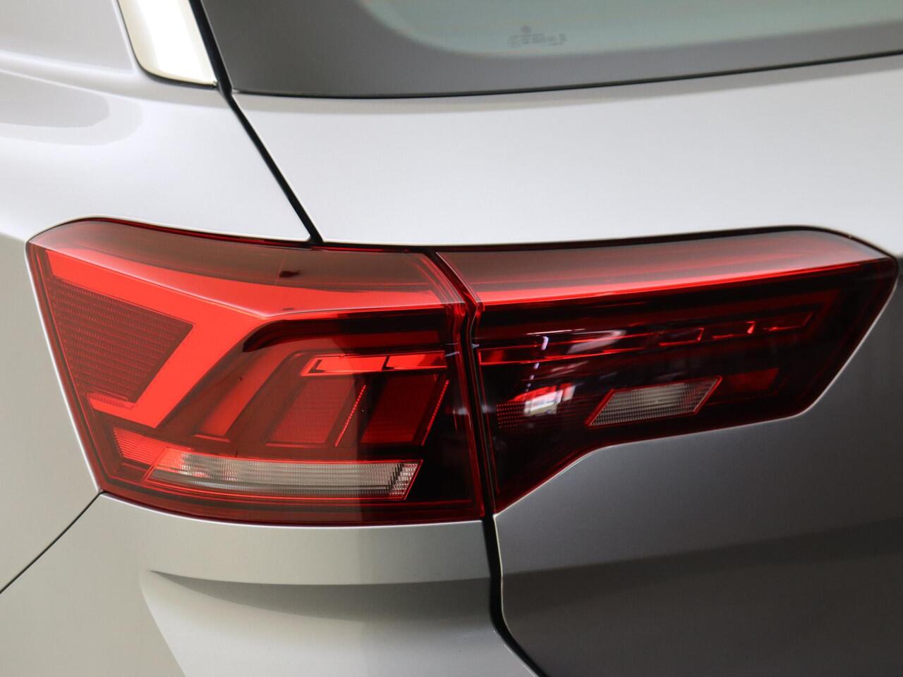 Volkswagen T-Roc 1.5 TSI Style | Trekhaak | Keyless | Parkeerassistent | Digital cockpit Pro | Achteruitrijcamera | Dodehoek detectie | Adaptieve cruise control | Stoelverwarming |