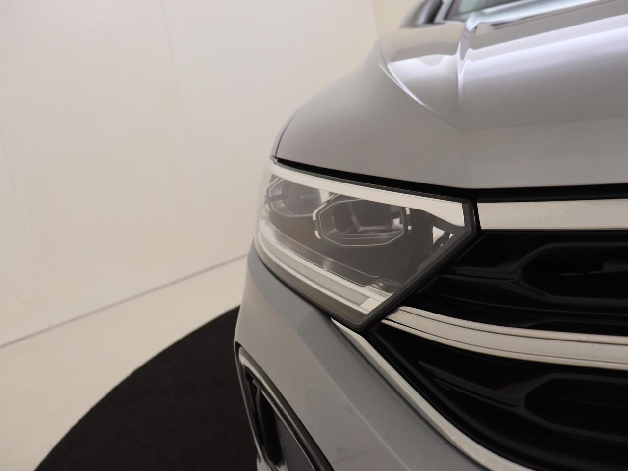 Volkswagen T-Roc 1.5 TSI Style | Trekhaak | Keyless | Parkeerassistent | Digital cockpit Pro | Achteruitrijcamera | Dodehoek detectie | Adaptieve cruise control | Stoelverwarming |