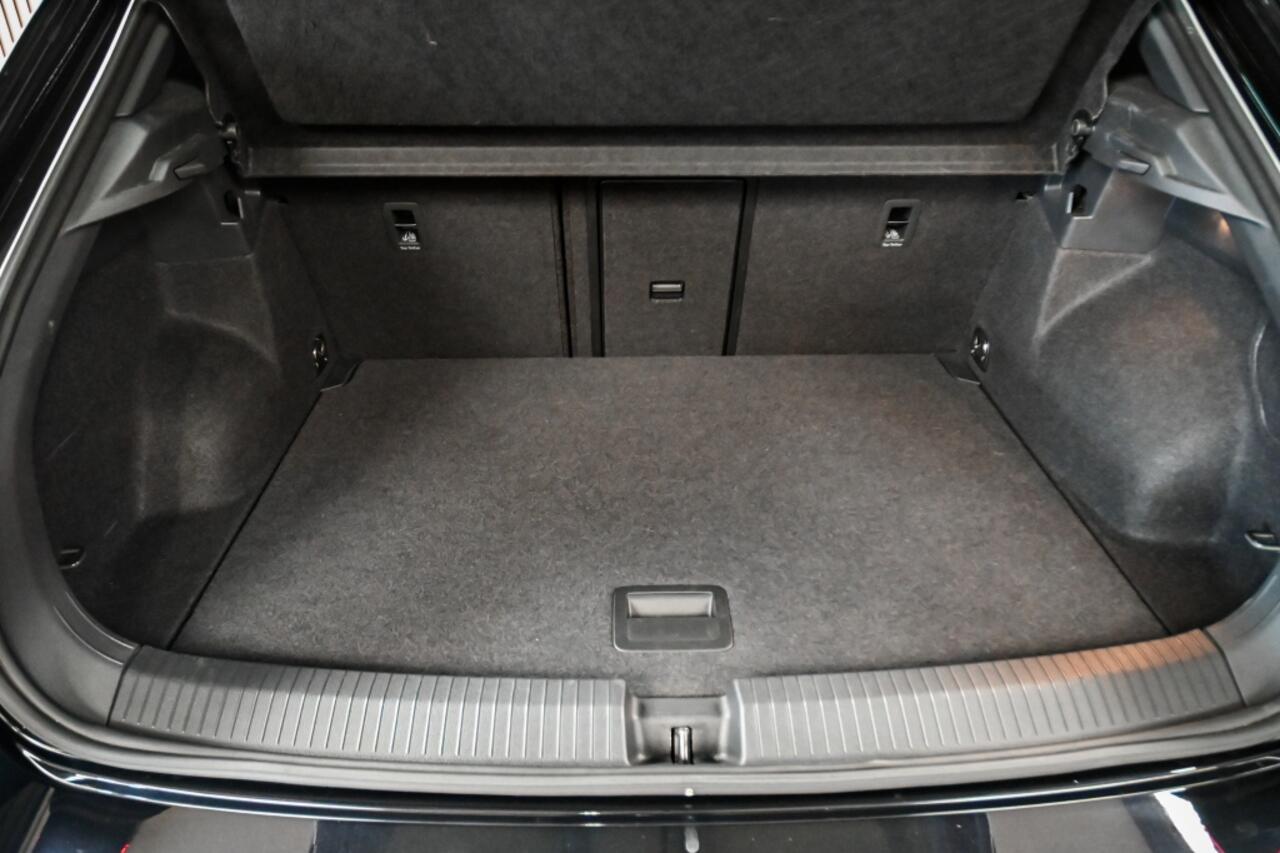 Volkswagen T-Roc 1.5 TSI R-Line Beats|Navi|ACC|Pano|Trekhaak