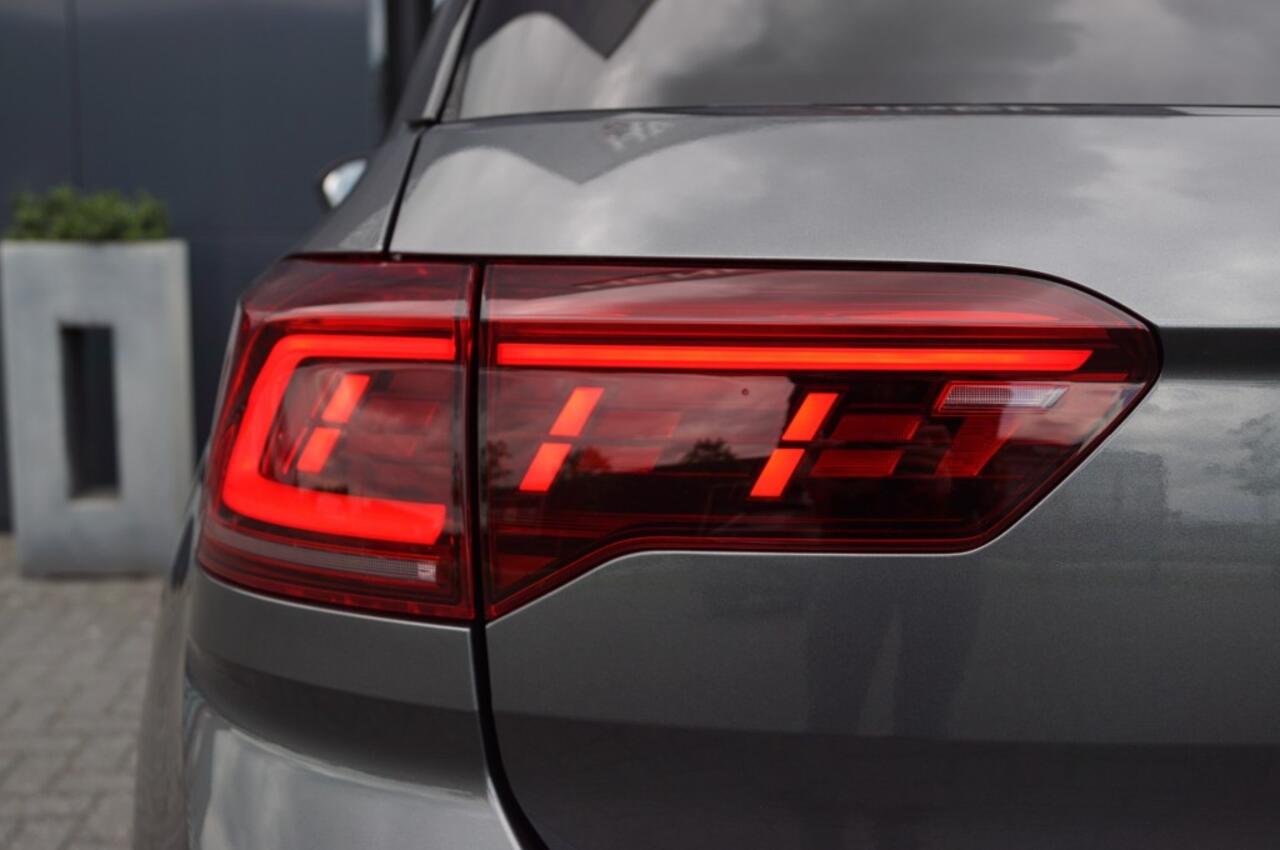 Volkswagen T-Roc 1.5 TSI DSG R-Line /Panodak/19 Inch LM /Trekhaak/IQ Matrix LED/C