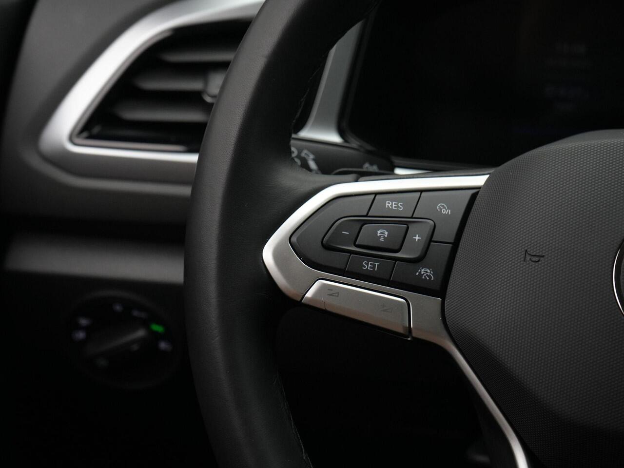 Volkswagen T-Roc 1.5 TSI 150 pk DSG Life Edition | Navigatie | Achteruitrijcamera | Side Assist | Adaptive Cruise | Climatronic