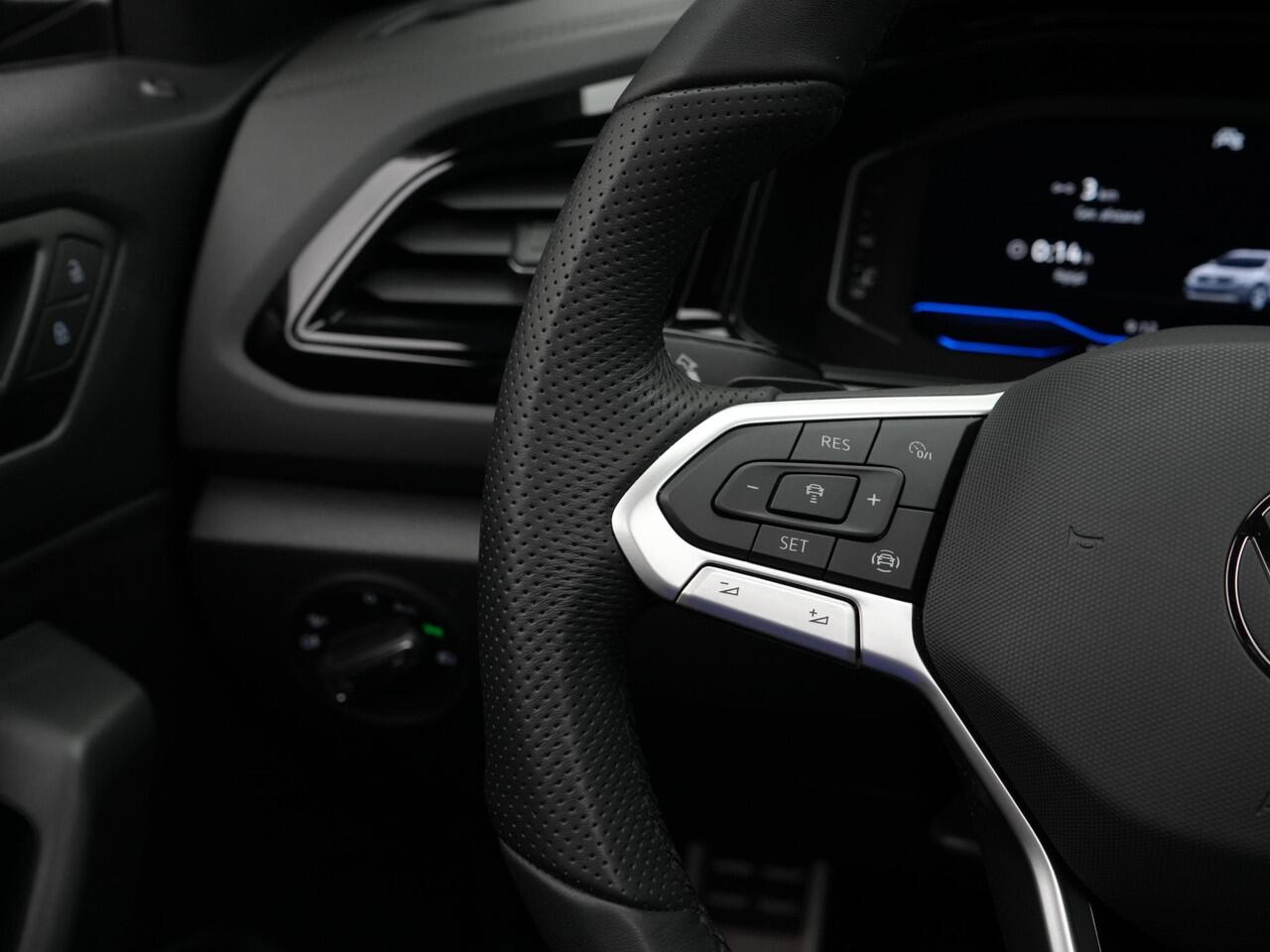 Volkswagen T-Roc 1.5 TSI 150 pk DSG R-Line | Panoramadak | IQ Light | Carplay | Parkeersensoren voor/achter | Adaptive Cruise