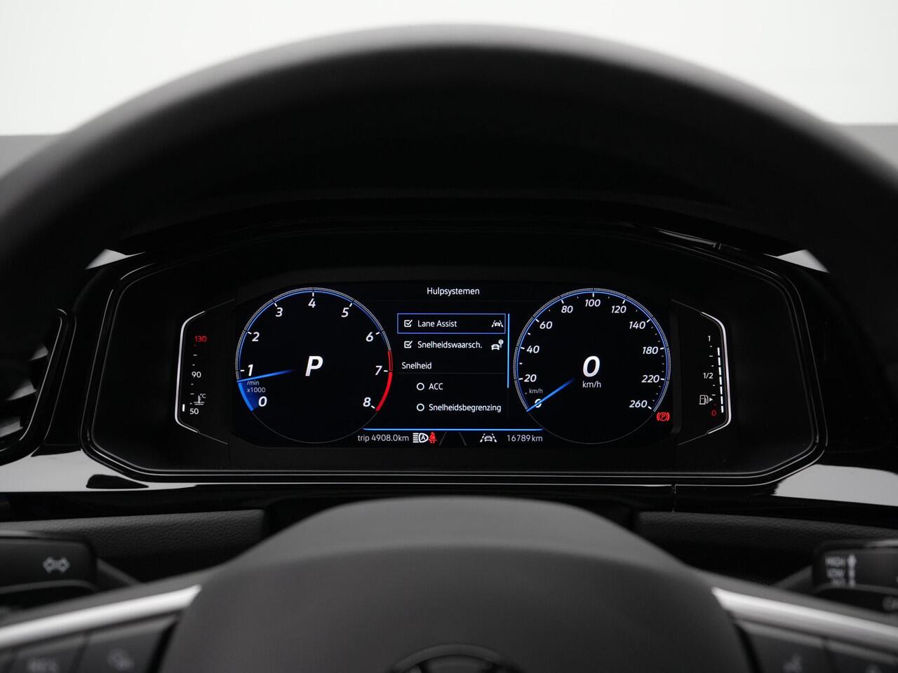 Volkswagen T-Roc 1.5 TSI 150 pk DSG R-Line | Panoramadak | IQ Light | Carplay | Parkeersensoren voor/achter | Adaptive Cruise