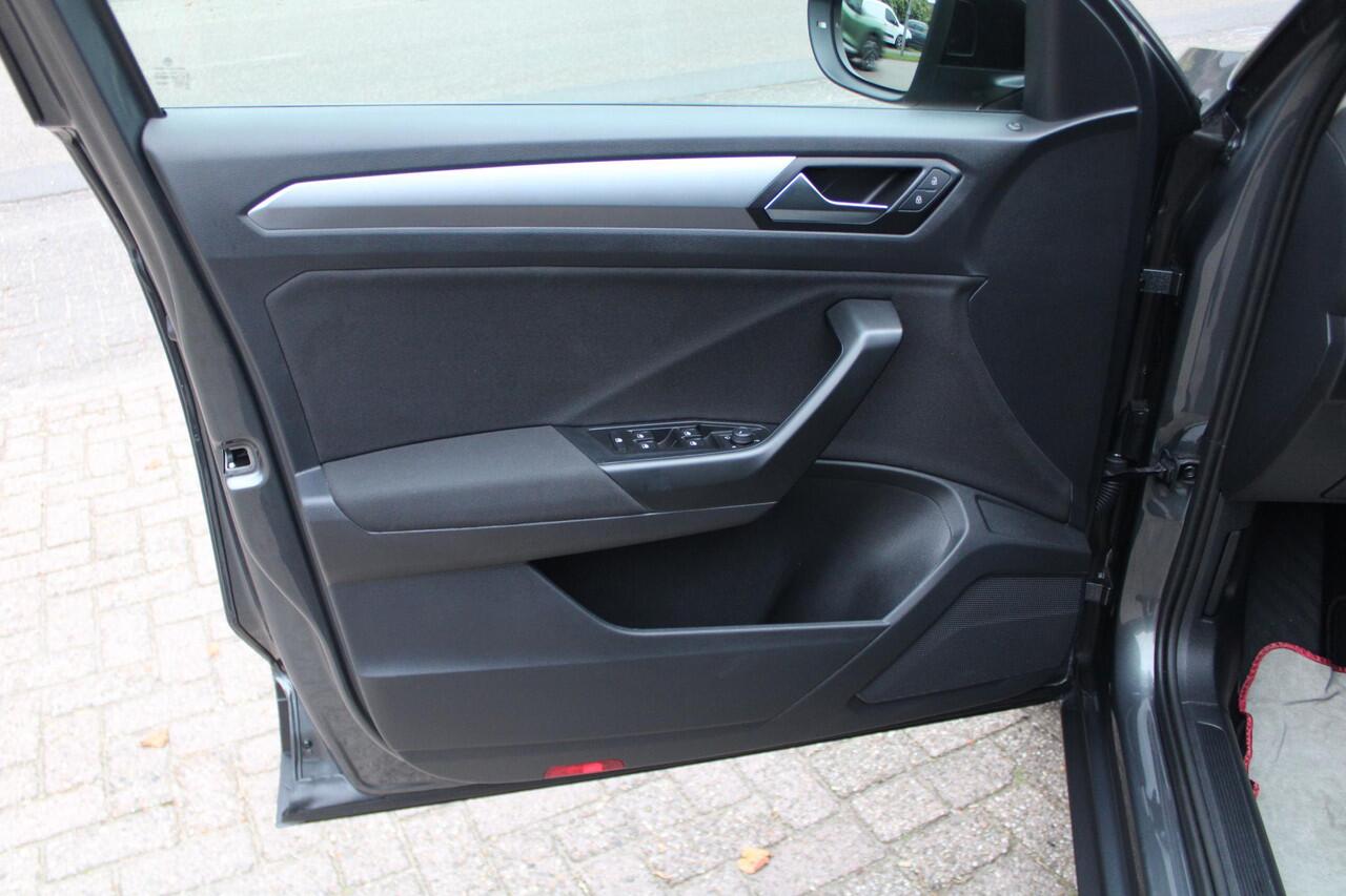 Volkswagen T-Roc 1.5 TSI Apple/Android carplay, Parkeer assistent, NAVI, LED, ACC, Leder, Parkeersensoren, Comfortstoelen, 18" LMV