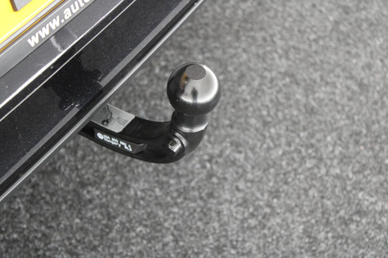 Volkswagen T-Roc 1.5 TSI 150pk DSG R-Line Business+ Panoramadak Trekhaak Camera Matrix Keyless Stoelverwarming