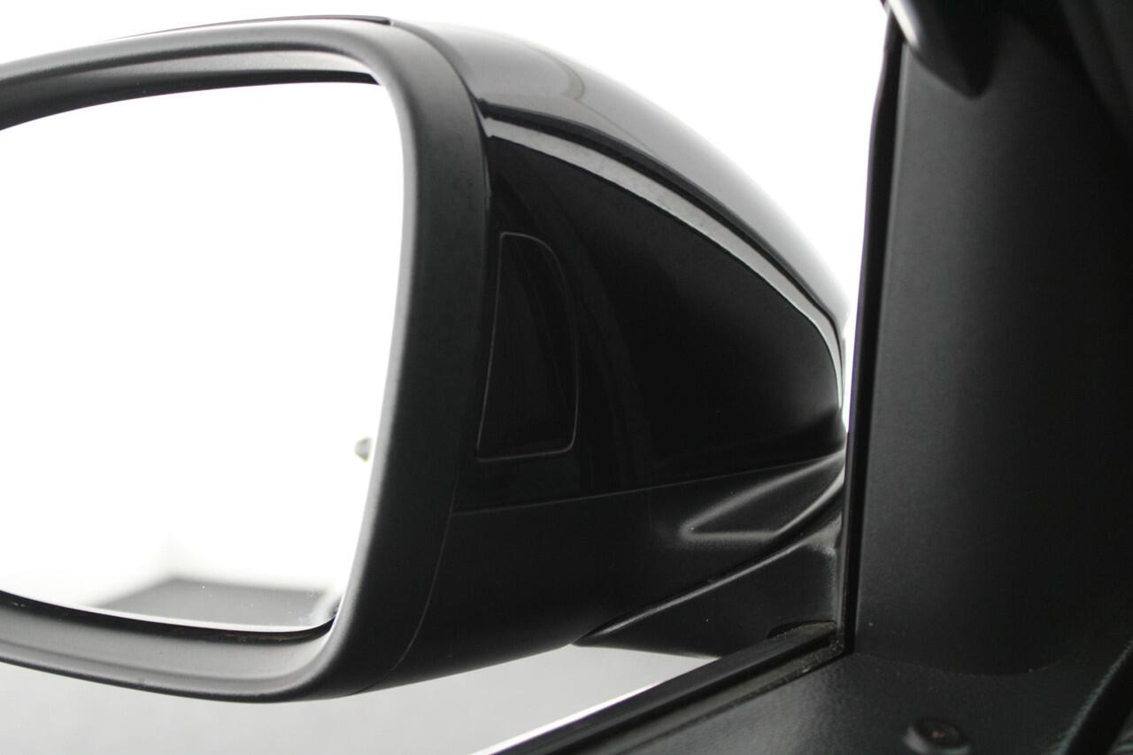 Volkswagen T-Roc 1.5 TSI 150pk DSG R-Line Business+ Panoramadak Trekhaak Camera Matrix Keyless Stoelverwarming