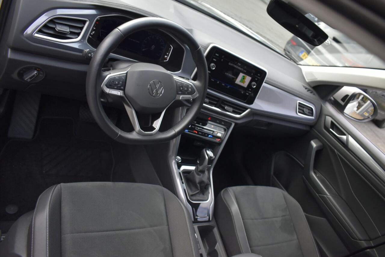 Volkswagen T-Roc 1.5 TSI R-Line Bns/ dsg/stoelvrw/clima/iq light/carplay