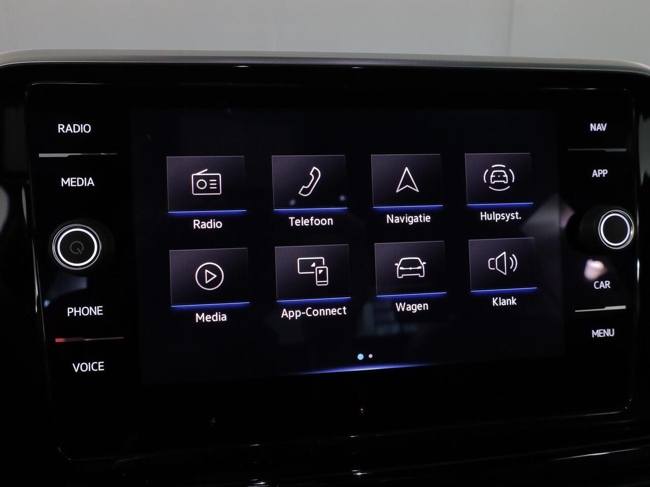 Volkswagen T-Roc 1.5 TSI R-Line 150 pk Automaat (DSG) | Verlengde garantie | Navigatie | Parkeersensoren (Park assist) | Achteruitrijcamera | Stoelverwarming | R-Line |