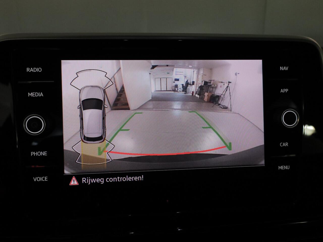 Volkswagen T-Roc 1.5 TSI R-Line 150 pk Automaat (DSG) | Verlengde garantie | Navigatie | Parkeersensoren (Park assist) | Achteruitrijcamera | Stoelverwarming | R-Line |