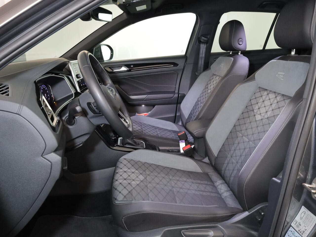 Volkswagen T-Roc 1.5 TSI R-Line 150 pk Automaat (DSG) | Verlengde garantie | Navigatie | Parkeersensoren (Park assist) | Achteruitrijcamera | Stoelverwarming | R-Line |