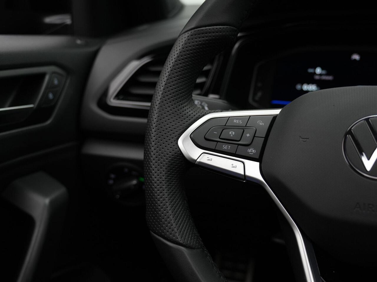 Volkswagen T-Roc 1.5 TSI 150 pk DSG R-Line | Panoramadak | Parkeersensoren voor/achter | Adaptive Cruise