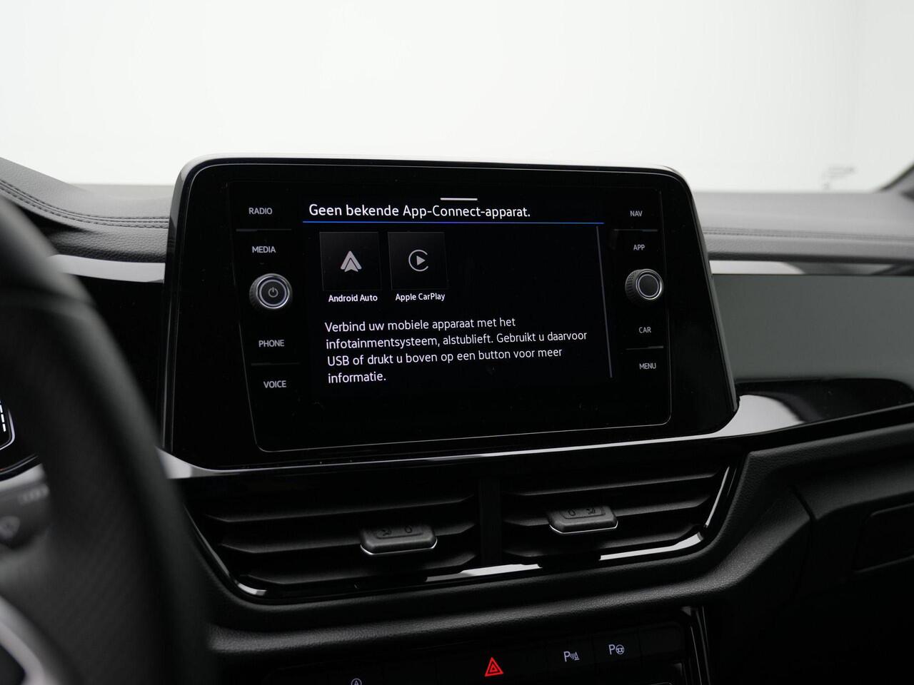 Volkswagen T-Roc 1.5 TSI 150 pk DSG R-Line | Panoramadak | Parkeersensoren voor/achter | Adaptive Cruise