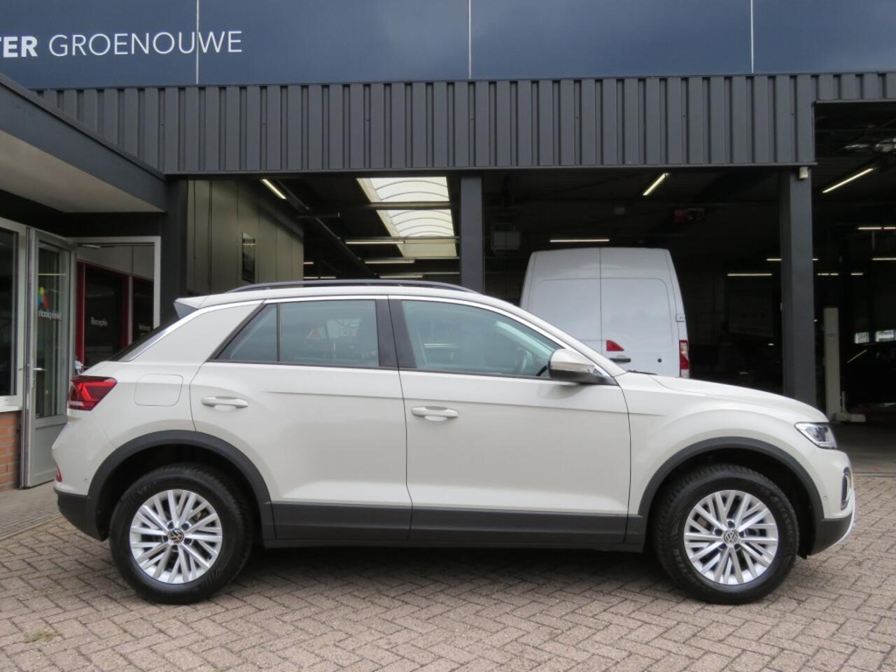 Volkswagen T-Roc 1.5 TSI 150pk DSG-aut. LIFE EDITION / Trekhaak / Stoelverw. / Navi / BOVAG garantie